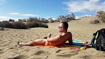 Public handjob in the dunes of Gran Canaria